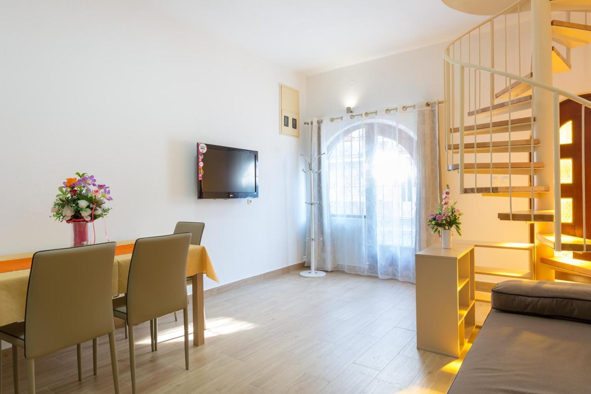 Apartments By The Sea Kastel Stari, Kastela - 15894 Bilik gambar