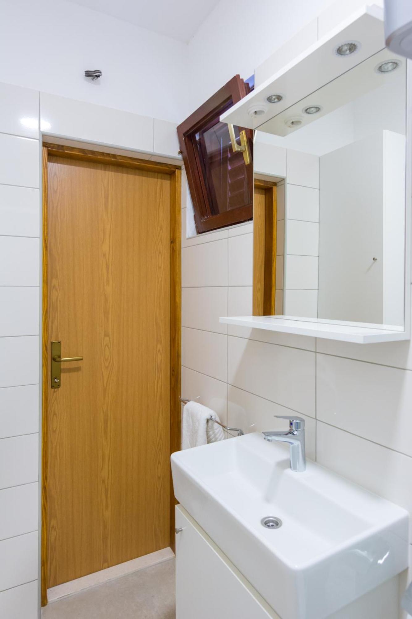 Apartments By The Sea Kastel Stari, Kastela - 15894 Bilik gambar